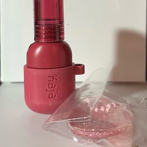 Kaja - Lip and Cheek stain - 03
Berry Colada - & Pink Signature keychain